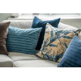 Blåe og brune fløyelsfargede puter kombinert med gulmønstret pyntepute