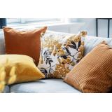 rakel caramel kombinert med stilkblomst rosa i lys sofa