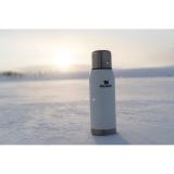 Stanley Legendary Termoflaske ute i snøen