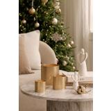 Engler på sofabord med lykter og dekorblomst