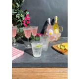 Fie vannglass og vinglass med vinkjøler på benk