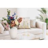 Sofabord med vase, bukett og lysestaker