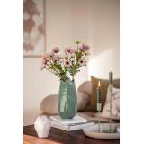 Vase leaf på sofabord med vase petal og lysfat med lysestaker