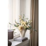 Vase Lisa med bukett i vinduskarm