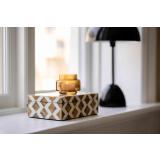 Lampe, boks og telysholder i vinduskarm