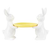 påskeharer med fat mellom seg 