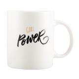 Hvit kaffekopp med hank og skrift av girl power