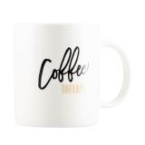 Hvit kaffekopp med hank og skrift i sort og gull med "Coffee therapy"