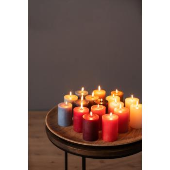 sort kubbelys sammen med andre kubbelys på lysfat