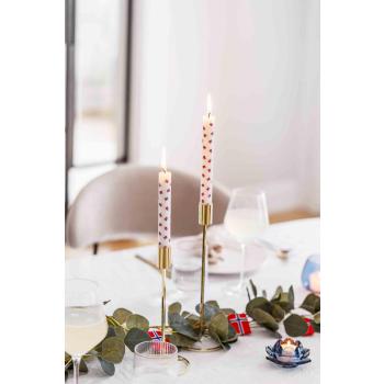 Kronelysestake Lea gull på spisebordbord med girlander og flagg