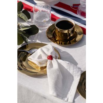 Serviettring jordbær dekt på 17. mai bord med servise luksus