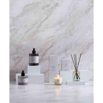 Utstilling av DIS Midnight Jasmine serie såpe, krem, duftlys og duftpinner