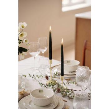 Girlander sedertre med snø på pyntet spisebord