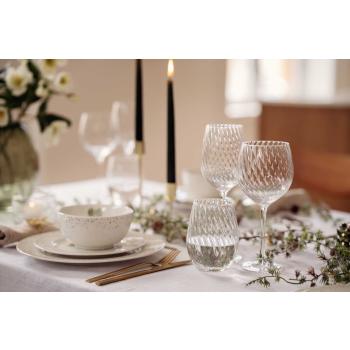 Rødvinsglass på juledekt spisebord