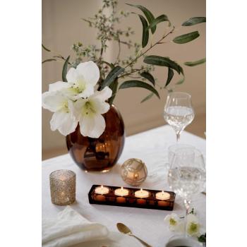 Adventstake Arya på stylet julebrod med vase og blomster