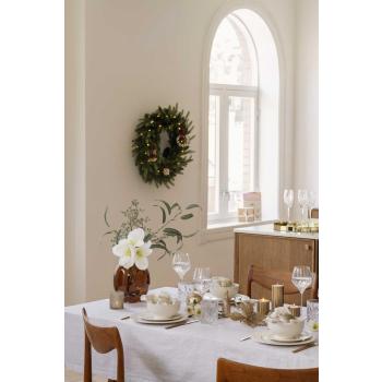 Spisebord dekt med julemagi servise med julepynt