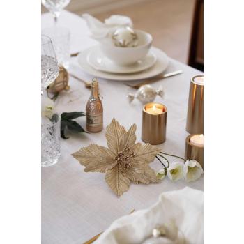 Blomst på klype liggende på bord som pynt