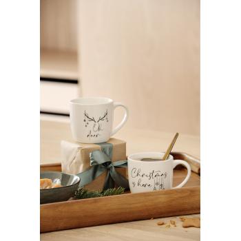 kopper på serveringsbrett med varm drikke