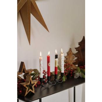 Adventstake Myra med festlys på hylle