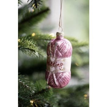 Julekule nøste hengende på grønt juletre