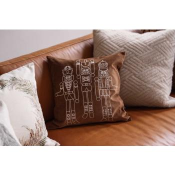 Putetrekk Nøtteknekker i sofa med matchende