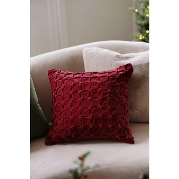 Rødt flettet putetrekk med faux fur putetrekk i sofa