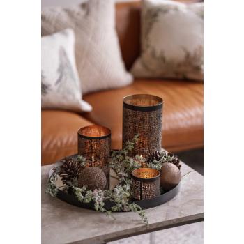 Girlander sedertre med snø på lysfat med lykt gaya