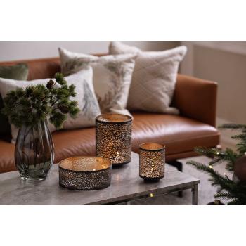 Telysholder Nisha i ulige størrelser på bord med vase og blomster