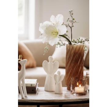 Porselen engler på sofabord med lykter og vase