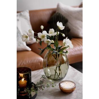 Duftlys julekule brun på bord uten lokk ved siden av vase