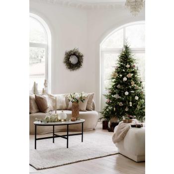 Krans Sedertre hengende over sofa 