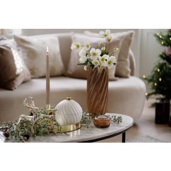 Julekule krukke hvit på lysfat speil med kronelys og hjort shine