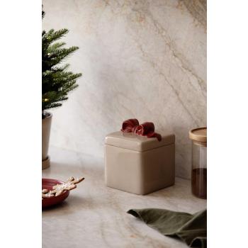 Julekrukke med sløyfe på kjøkkenbenk