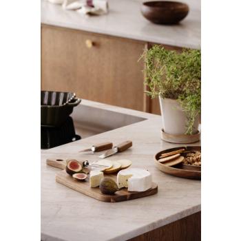 Osteknivsett med servert ost på kjøkkenbenk