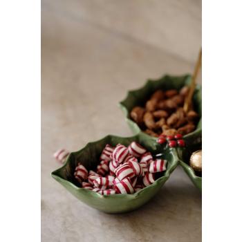 Brente mandler og drops i skål