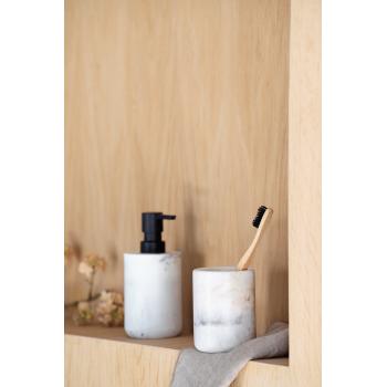 såpepumpe i beige marmor på baderomshylle