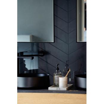 Tannbørsteholder marmor beige på fat ved vask