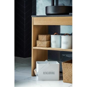 vaskepulverboks i hvit metall på bad