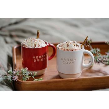 Kopp merry+bright på serveringsbrett