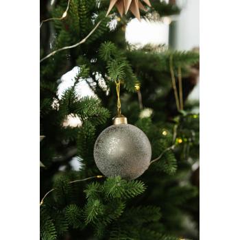 Julekule frost grønn hengende på juletre