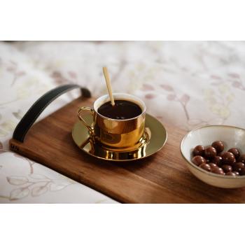 kaffe og skål med cognackuler på seng