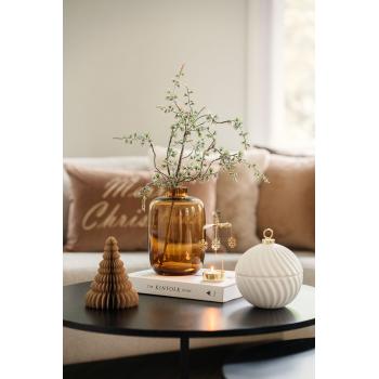 Gren sedertre i vase på bord