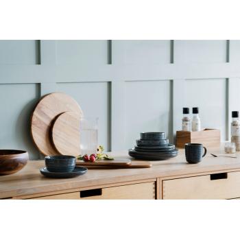 Settekasse June i akasietre på kjøkken