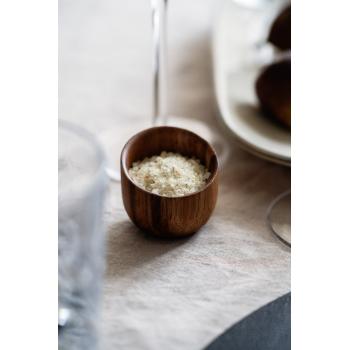 eggholder june på bord med salt og krydder