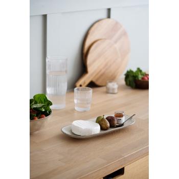 serveringsfat iben beige på kjøkkenbenk med ost og syltetøy