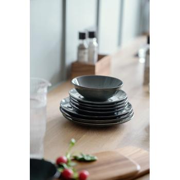 servise iben grønn-blå på kjøkkenbenk