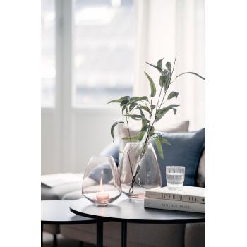 Lyslykt og vase på sofabord