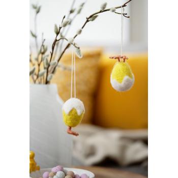 to tovede kyllinger på en gren