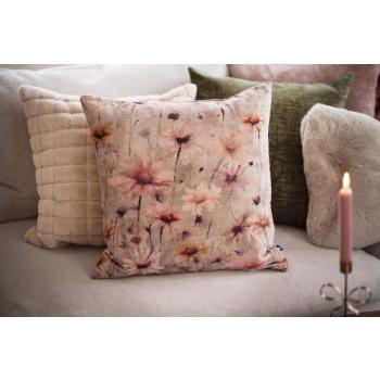 Blomsterpute som del av en dekorativ putemiks i sofa