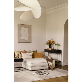 Stuemiljø med sofabord, puter og konsollbord og bilde